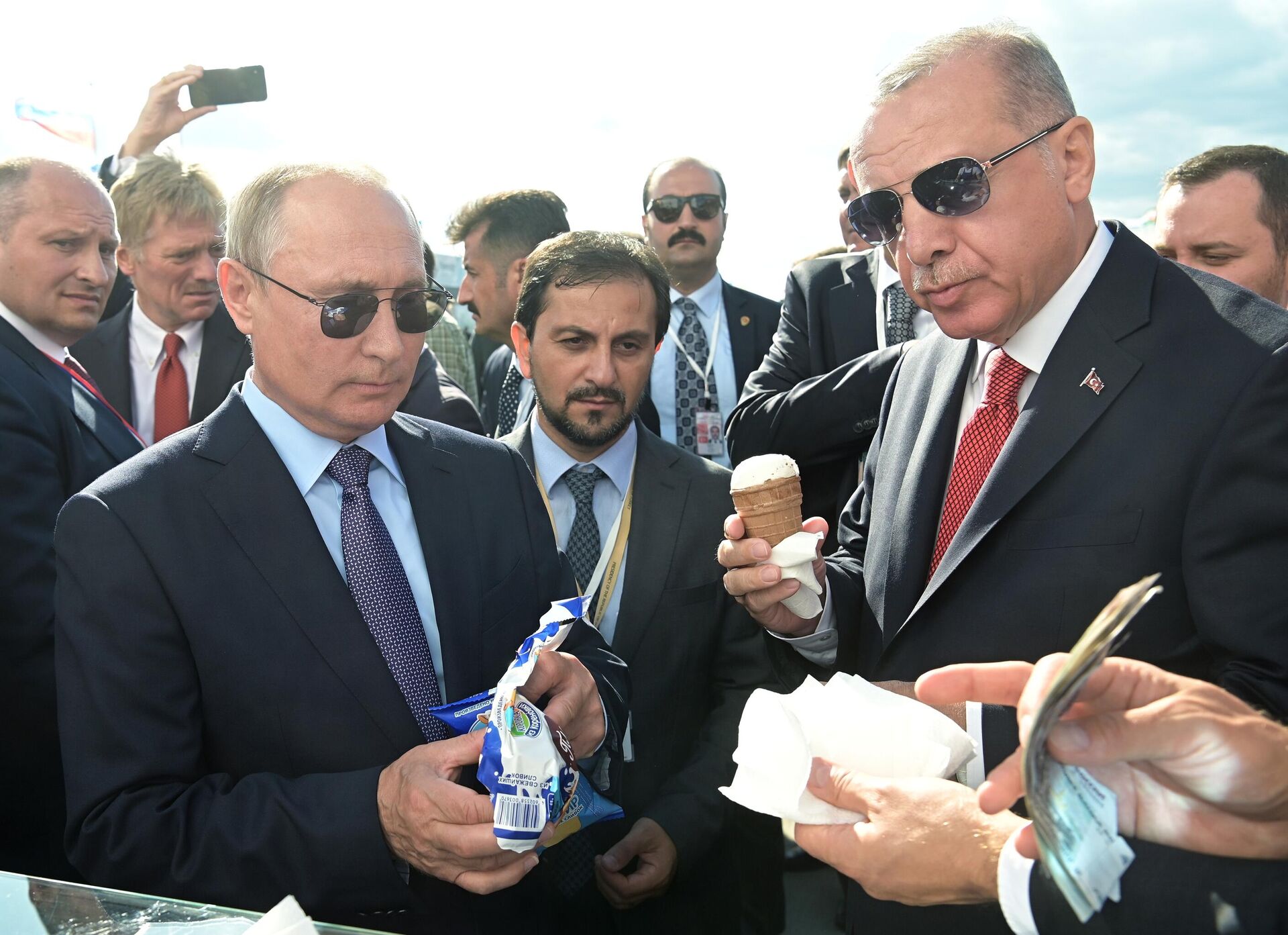 ولادیمیر پوتین، رئیس جمهور روسیه و رجب طیب اردوغان، رئیس جمهور ترکیه از نمایشگاه هوایی ماکس ۲۰۱۹ بازدید کردند. ولادیمیر پوتین، رئیس جمهور روسیه و رجب طیب اردوغان، رئیس جمهور ترکیه از نمایشگاه هوایی ماکس ۲۰۱۹ بازدید کردند. - اسپوتنیک افغانستان , 1920, 07.05.2025