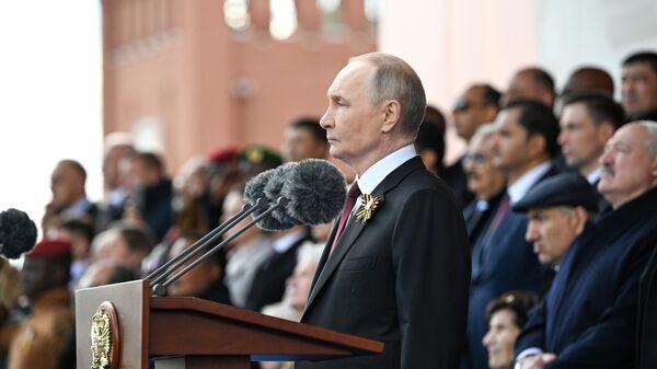 Президент РФ Владимир Путин на Красной площади в Москве на военном параде, посвященном 80-летию Победы - اسپوتنیک افغانستان  