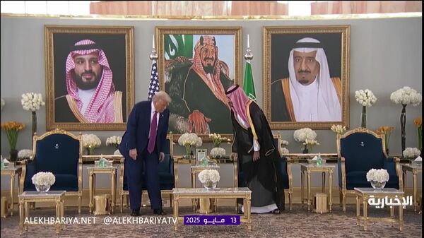 محمد بن سلمان، ولیعهد عربستان سعودی، از دونالد ترامپ، رئیس جمهور آمریکا و هیئت همراهش استقبال کرد - اسپوتنیک افغانستان  
