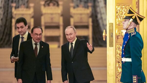 President Putin and Malaysian PM Ibrahim, May 14, 2025 - اسپوتنیک افغانستان  