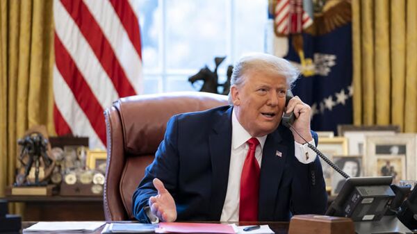 Президент США Дональд Трамп разговаривает по телефону в Овальном кабинете Белого дома - اسپوتنیک افغانستان  