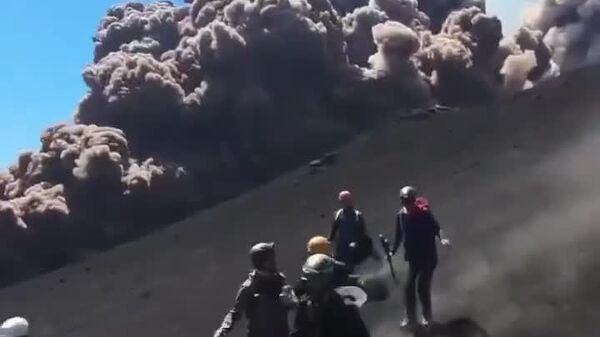 فرار گردشگران پس از فوران کوه اتنا در ایتالیا - اسپوتنیک افغانستان  