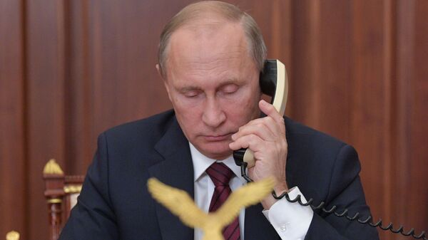 Президент РФ Владимир Путин во время телефонного разговора. Архивное фото  - اسپوتنیک افغانستان  
