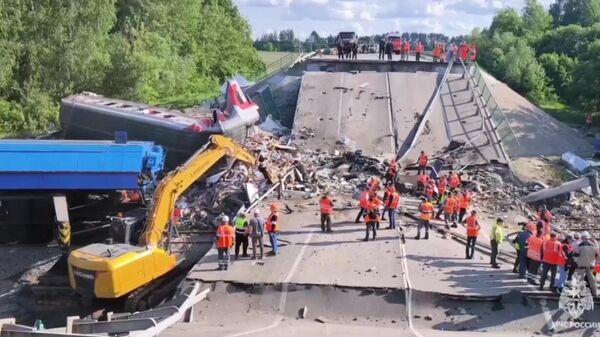 Обрушение моста на пассажирский поезд в Брянской области - اسپوتنیک افغانستان  