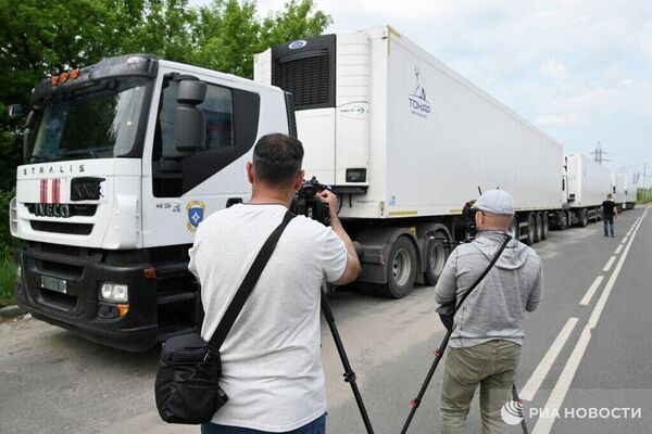 بررسی کامیونهای یخچالدار حاوی اجساد سربازان اوکراینی بررسی کامیونهای یخچالدار حاوی اجساد سربازان اوکراینی - اسپوتنیک افغانستان