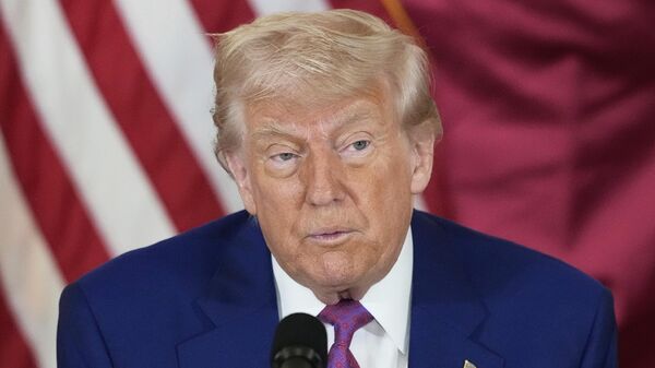 Президент США Дональд Трамп выступает во время круглого стола в Дохе, Катар - اسپوتنیک افغانستان  