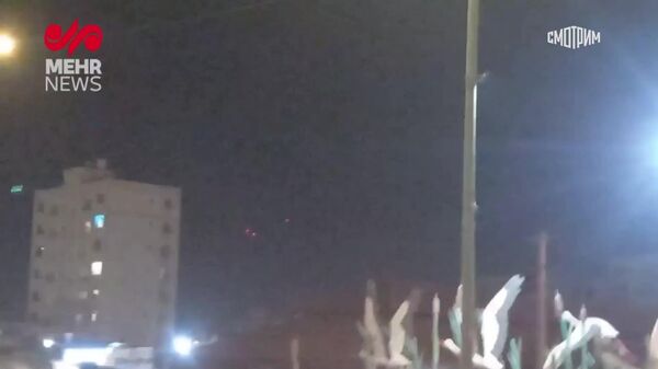 خبرگزاری مهر ایران گزارش می‌دهد، که پدافند هوایی در حال هدف قرار دادن هدف های در شهر بندرعباس در ساحل خلیج فارس است و نوار دیداری منتشر کرده است - اسپوتنیک افغانستان  