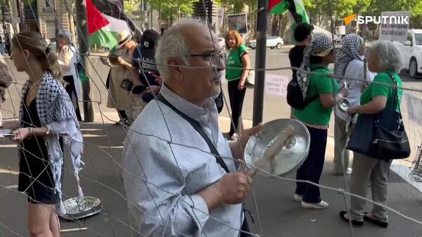 دوربین اسپوتنیک، تظاهراتی را در پاریس علیه تجاوز اسرائیل علیه ایران به تصویر کشیده است - اسپوتنیک افغانستان  