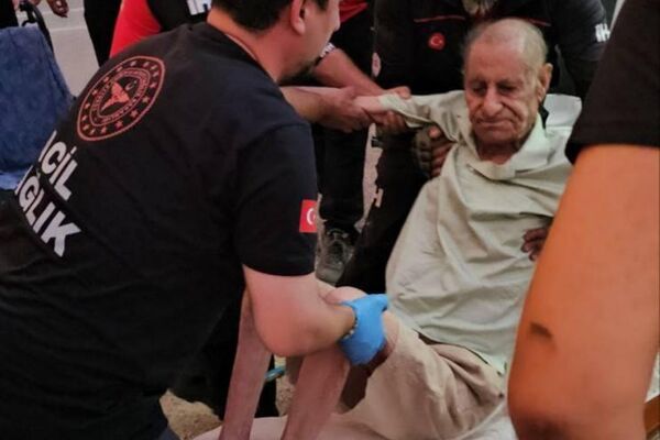 نجات یک مرد معلول از آتش سوزی در ازمیر ترکیه نجات یک مرد معلول از آتش سوزی در ازمیر ترکیه - اسپوتنیک افغانستان