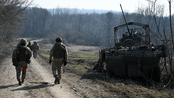 Военнослужащие РФ рядом со сгоревшим бронеавтомобилем ВСУ БТР-4 Буцефал на территории освобожденной деревни Новая Сорочина в Суджанском районе Курской области - اسپوتنیک افغانستان  