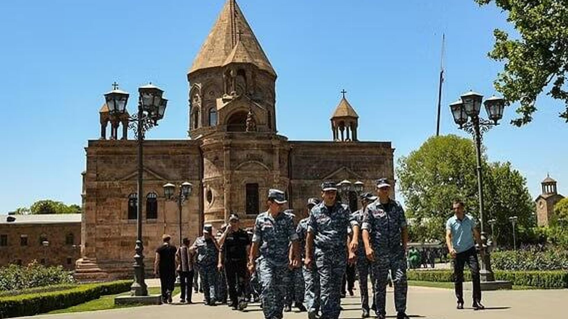 سرکوب کلیسا از سوی پاشینیان آینده ارمنستان را به خطر میاندازد و باعث شکاف اجتماعی میشود سرکوب کلیسا از سوی پاشینیان آینده ارمنستان را به خطر میاندازد و باعث شکاف اجتماعی میشود - اسپوتنیک افغانستان , 1920, 11.07.2025