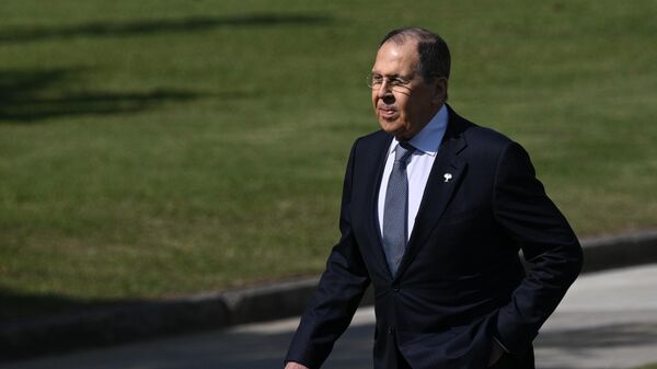 Министр иностранных дел РФ Сергей Лавров после общего фотографирования участников XVII саммита БРИКС,  Рио-де-Жанейро, Бразилия - اسپوتنیک افغانستان  