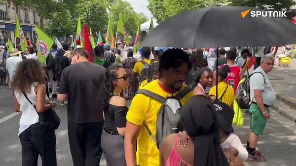برگزاری تظاهراتی با عنوان «جنگ علیه جنگ، جنگ علیه مرزها» در پاریس در میدان باستیل - اسپوتنیک افغانستان  
