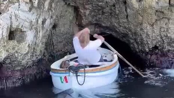 کاپری: گردشگران آماده‌اند تا برای ورود به غار آبی معروف و فوق‌العاده زیبای (Grotta Azzurra) هر کاری انجام دهند - اسپوتنیک افغانستان  