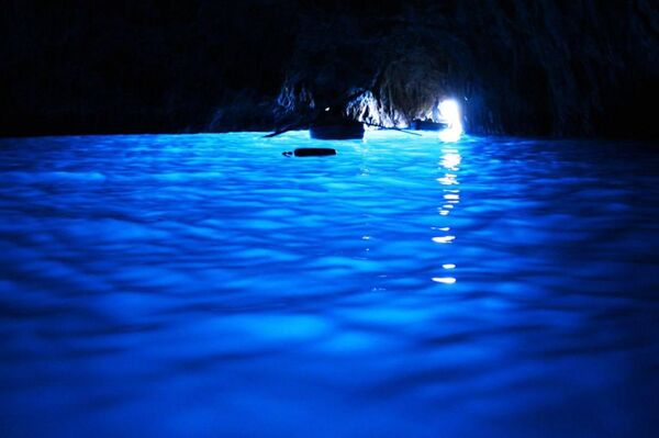 کاپری: گردشگران آمادهاند تا برای ورود به غار آبی معروف و فوقالعاده زیبای (Grotta Azzurra) هر کاری انجام دهند کاپری: گردشگران آمادهاند تا برای ورود به غار آبی معروف و فوقالعاده زیبای (Grotta Azzurra) هر کاری انجام دهند - اسپوتنیک افغانستان