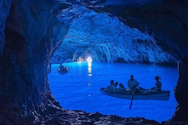 کاپری: گردشگران آمادهاند تا برای ورود به غار آبی معروف و فوقالعاده زیبای (Grotta Azzurra) هر کاری انجام دهند کاپری: گردشگران آمادهاند تا برای ورود به غار آبی معروف و فوقالعاده زیبای (Grotta Azzurra) هر کاری انجام دهند - اسپوتنیک افغانستان