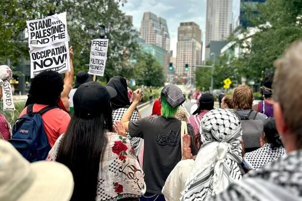 تظاهرات حامیان فلسطین مقابل دفتر گروه مشاوره «بوستون» امریکا تظاهرات حامیان فلسطین مقابل دفتر گروه مشاوره «بوستون» امریکا - اسپوتنیک افغانستان