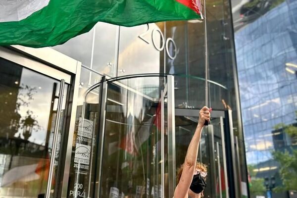 تظاهرات حامیان فلسطین مقابل دفتر گروه مشاوره «بوستون» امریکا تظاهرات حامیان فلسطین مقابل دفتر گروه مشاوره «بوستون» امریکا - اسپوتنیک افغانستان