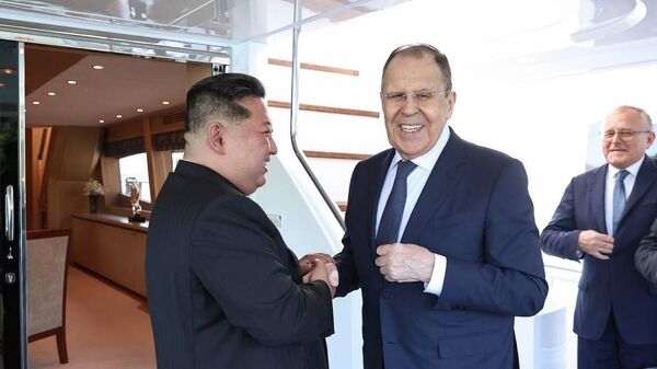 Председатель государственных дел Корейской Народно-Демократической Республики Ким Чен Ын и министр иностранных дел РФ Сергей Лавров в КНДР - اسپوتنیک افغانستان  
