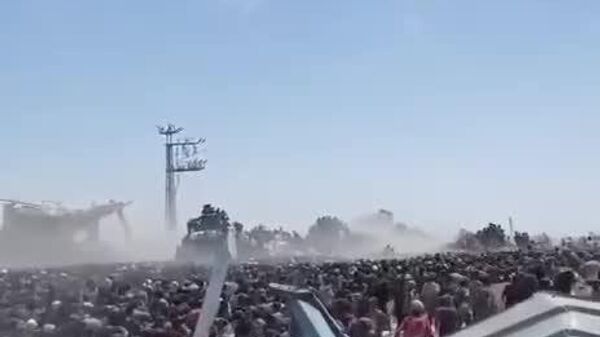 میلیون‌ها نفر دنبال نان؛ شهروندان غزه دنبال کامیون‌های کمک رسانی - اسپوتنیک افغانستان  
