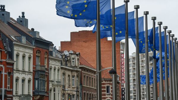 Флаги с символикой Евросоюза у здания Еврокомиссии в Брюсселе - اسپوتنیک افغانستان  