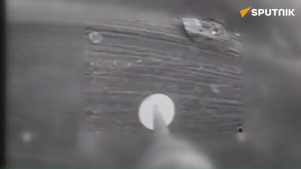 اصابت مستقیم: پهپاد روسی با یک ضربه دقیق به یک نفربر BMP-2 اوکراینی، مهمات را مستقیماً به داخل دریچه موتر انداخت - اسپوتنیک افغانستان  