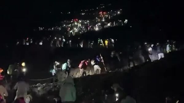 کوه فوجی میزبان هزاران نفر بود - اسپوتنیک افغانستان  
