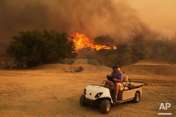 آتش‌سوزی های جنگلی در کالیفرنیا همچنان ادامه دارد - اسپوتنیک افغانستان  