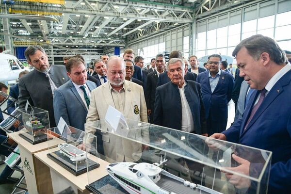پادشاه مالزیا از کارخانه چرخبال سازی کازان بازدید کرد پادشاه مالزیا از کارخانه چرخبال سازی کازان بازدید کرد - اسپوتنیک افغانستان