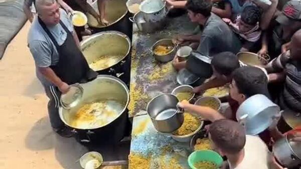امدادگر خسته در نوار غزه - اسپوتنیک افغانستان  