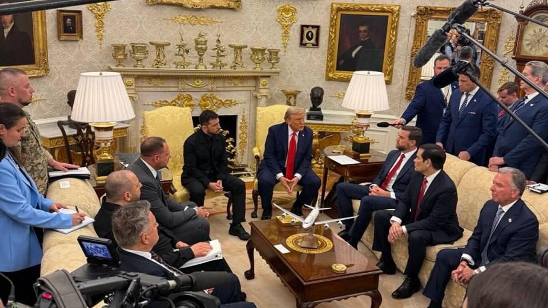 از روزنامهنگاران خواسته شد کاخ سفید را ترک کنند از روزنامهنگاران خواسته شد کاخ سفید را ترک کنند - اسپوتنیک افغانستان , 1920, 18.08.2025
