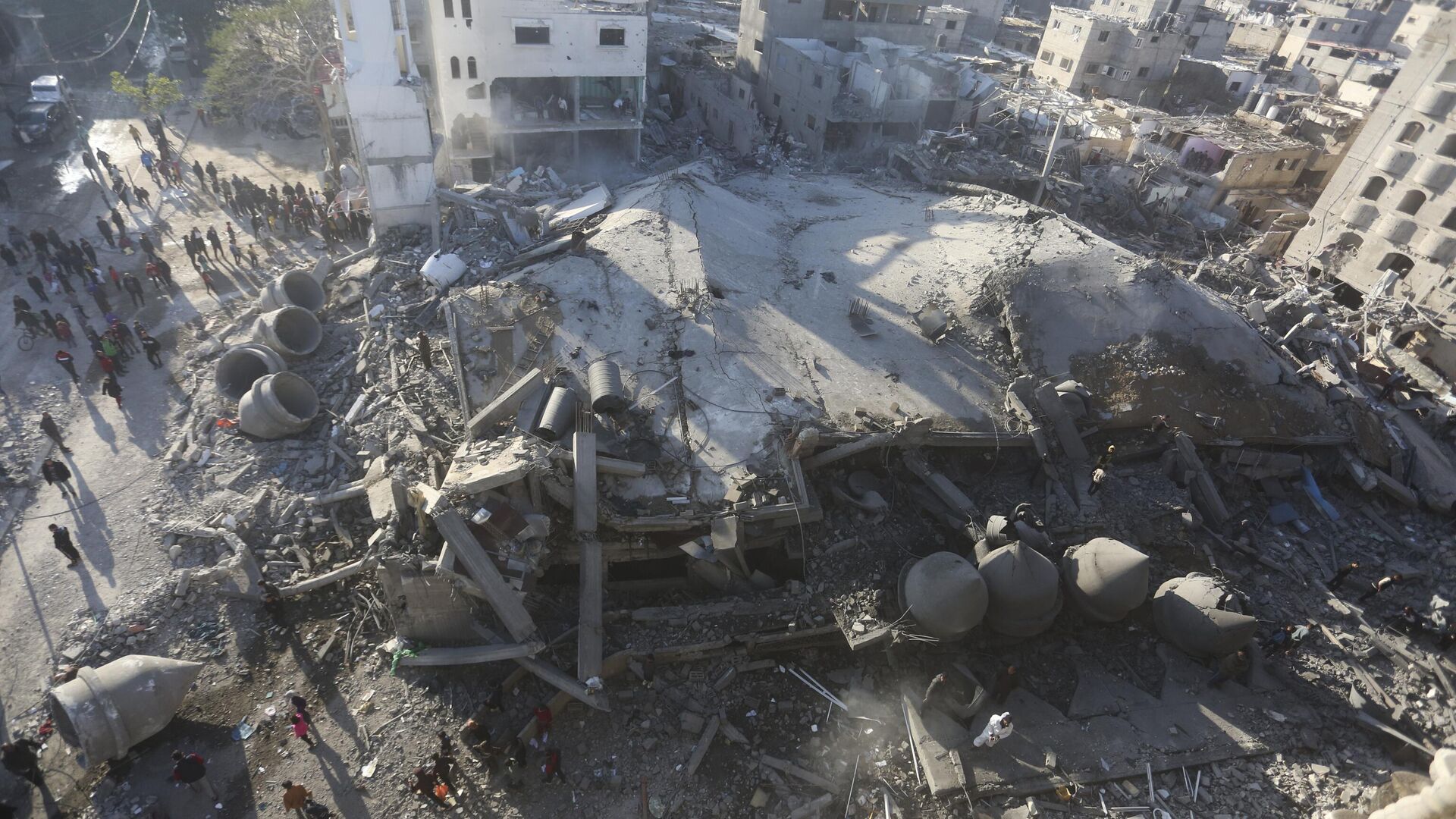Palestinians look at the destruction after an Israeli strike on residential buildings and a mosque in Rafah, Gaza Strip, Thursday, Fe. 22, 2024 Palestinians look at the destruction after an Israeli strike on residential buildings and a mosque in Rafah, Gaza Strip, Thursday, Fe. 22, 2024 - اسپوتنیک افغانستان , 1920, 21.08.2025