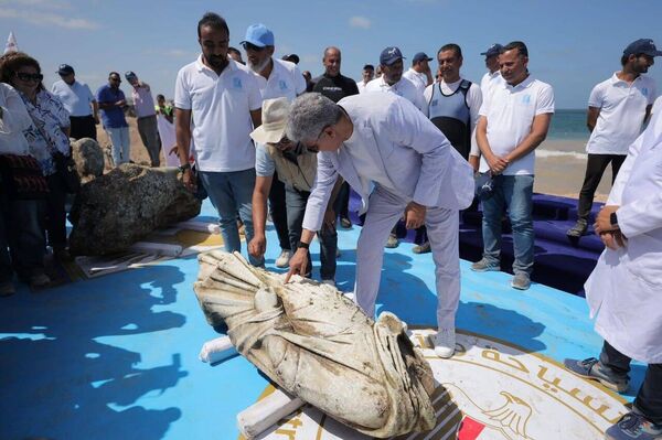 بیرون کشیدن آثار باستانی مصر در سواحل اسکندریه بیرون کشیدن آثار باستانی مصر در سواحل اسکندریه - اسپوتنیک افغانستان