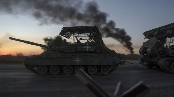 Украинские военнослужащие едут на танке недалеко от российско-украинской границы в Сумской области, 17 августа 2024 г. - اسپوتنیک افغانستان  