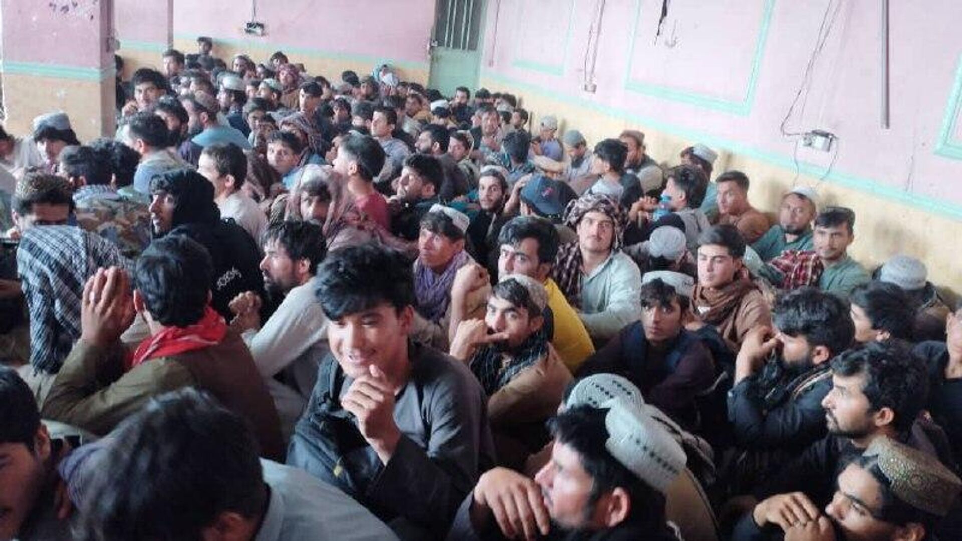 دستگیری دهها نفر در نیمروز در پی تلاش برای سفر قاچاقی به ایران دستگیری دهها نفر در نیمروز در پی تلاش برای سفر قاچاقی به ایران - اسپوتنیک افغانستان , 1920, 29.08.2025