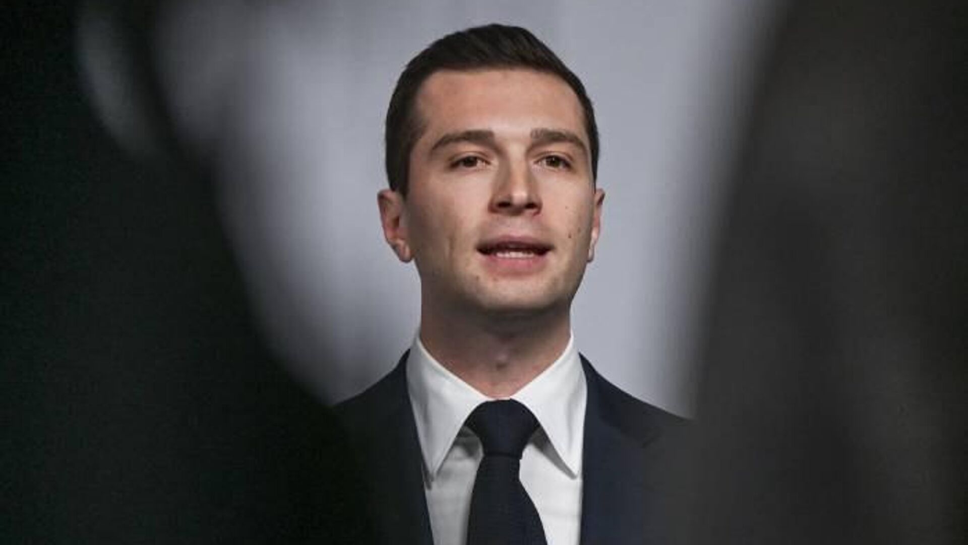 فراخوان رهبر راستگرای فرانسه برای اتحاد در برابر ماکرون و رأی به برکناری دولت فراخوان رهبر راستگرای فرانسه برای اتحاد در برابر ماکرون و رأی به برکناری دولت - اسپوتنیک افغانستان , 1920, 31.08.2025