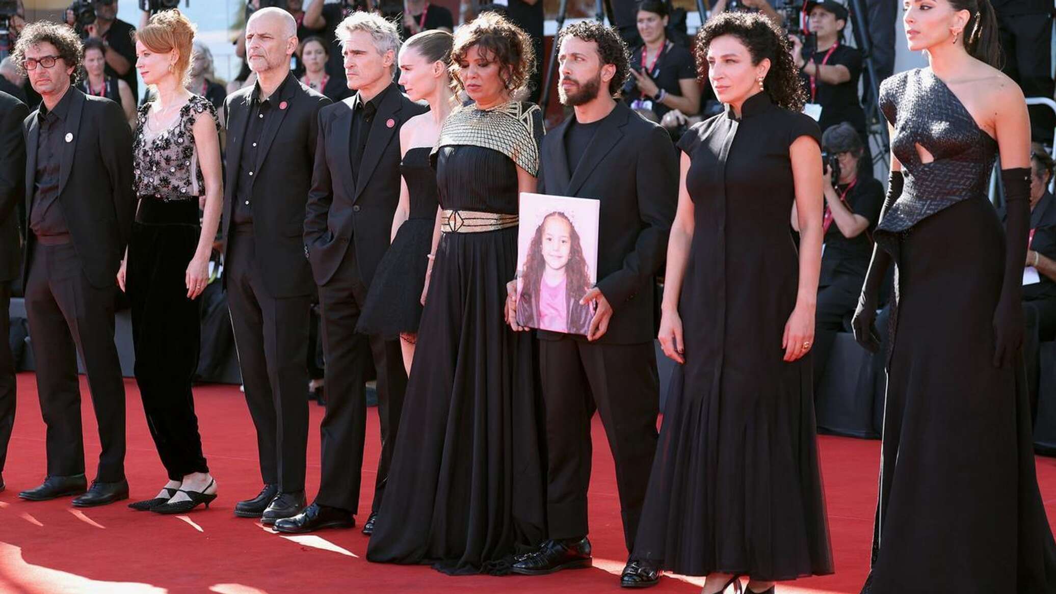 Третий день Венецианского кинофестиваля: Dior, Versace и звездный десант