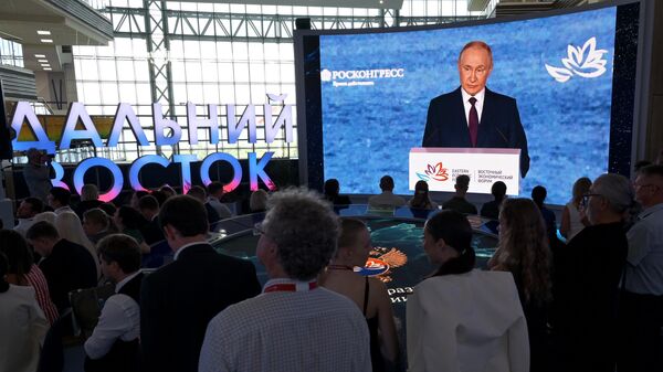 Russian President Vladimir Putin appears on a screen as he delivers a speech during a plenary session of the 2025 Eastern Economic Forum (EEF) at the Far Eastern Federal University on Russky Island in Vladivostok, Russia. - اسپوتنیک افغانستان  