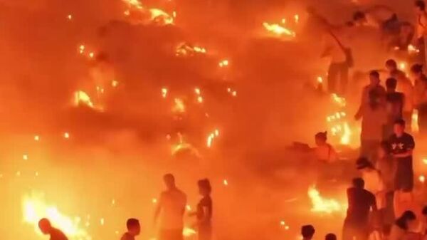چینی‌ها جشنواره ارواح گرسنه را در نزدیکی رودخانه‌ای در کایلی، گوئیژو جشن می‌گیرند - اسپوتنیک افغانستان  