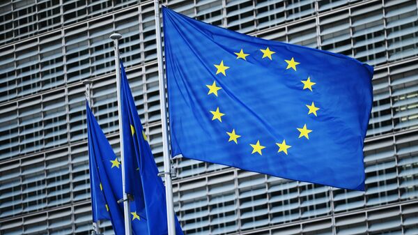 Флаги с символикой Евросоюза у здания Еврокомиссии в Брюсселе, Бельгия - اسپوتنیک افغانستان  