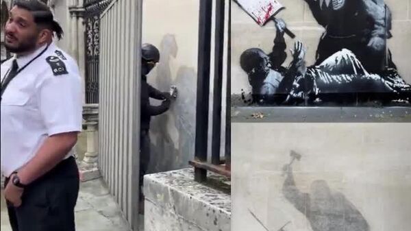 رسانه غربی: تلاش برای پاک کردن نقاشی بنکسی از ساختمان دادگاه سلطنتی لندن - اسپوتنیک افغانستان  