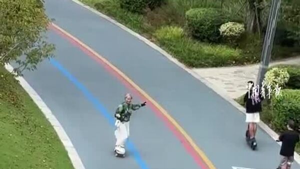 اسکیت ‌بورد سواری این زن 68 ساله در چین - اسپوتنیک افغانستان  