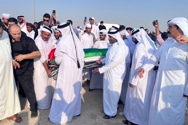 مراسم تشییع جنازه قربانیان بمباران دوحه توسط اسرائیل با حضور رسمی امیر قطر، تمیم بن حمد آل ثانی، برگزار شد - اسپوتنیک افغانستان  