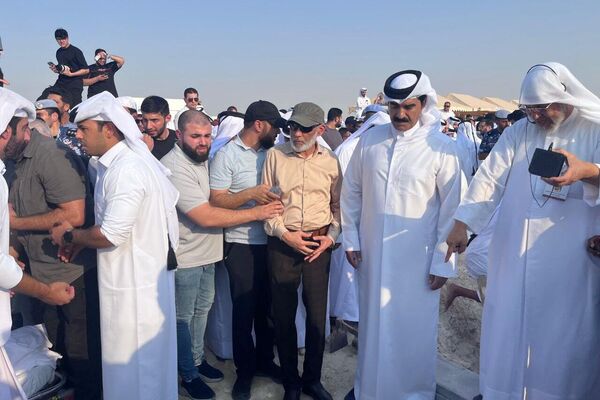 مراسم تشییع جنازه قربانیان بمباران دوحه توسط اسرائیل با حضور رسمی امیر قطر، تمیم بن حمد آل ثانی، برگزار شد - اسپوتنیک افغانستان  