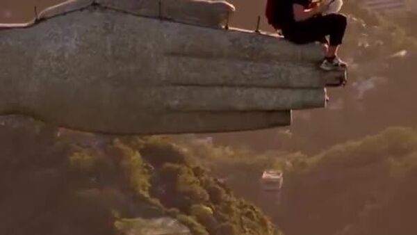 بالارفتن مردی در برازیل از مجسمه عیسی منجی - اسپوتنیک افغانستان  