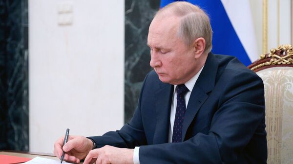 Президент РФ Владимир Путин проводит оперативное совещание с постоянными членами Совета безопасности РФ - اسپوتنیک افغانستان  