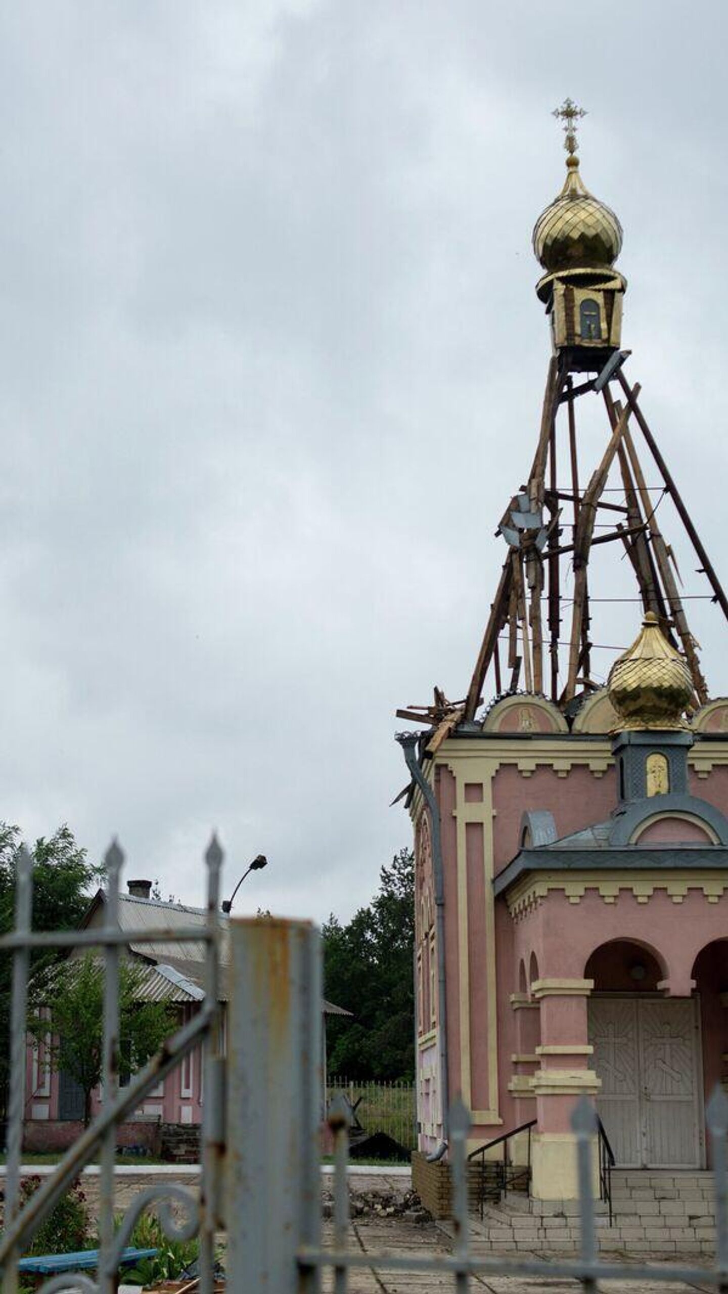 کلیسای تخریب‌شده پس از حمله هوایی در شهر کراسنودون - اسپوتنیک افغانستان  