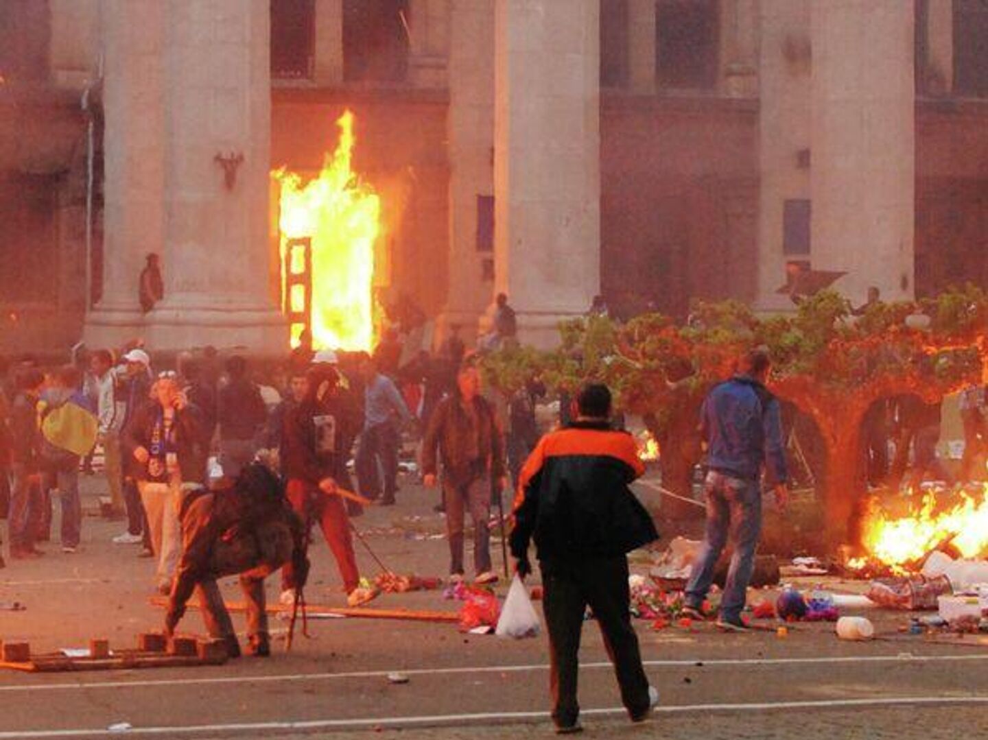 آتش‌سوزی در خانه اتحادیه‌ها در اودسا (ورودی مرکزی در حال سوختن است) - اسپوتنیک افغانستان  