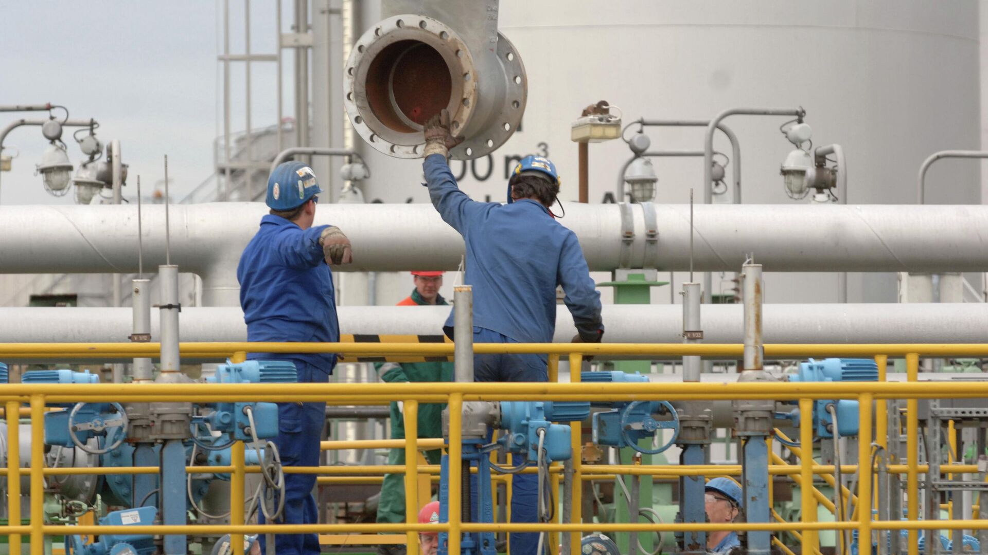 Рабочие на насосной станции в конце нефтепровода Дружба, Германия, архивное фото Рабочие на насосной станции в конце нефтепровода Дружба, Германия, архивное фото - اسپوتنیک افغانستان , 1920, 20.09.2025