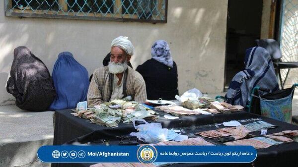 هفت گدای حرفه ای همراه با نزدیک به 700 هزار افغانی پول نقد و مقداری زیورات بازداشت شدند - اسپوتنیک افغانستان  